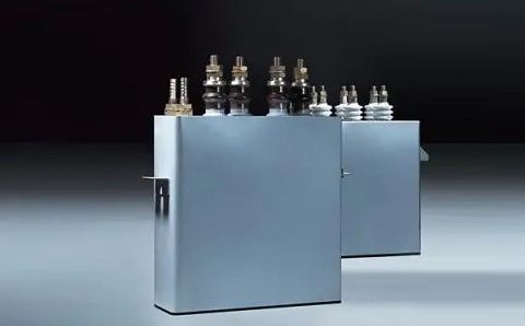 電容器在直流電路中起什么作用？